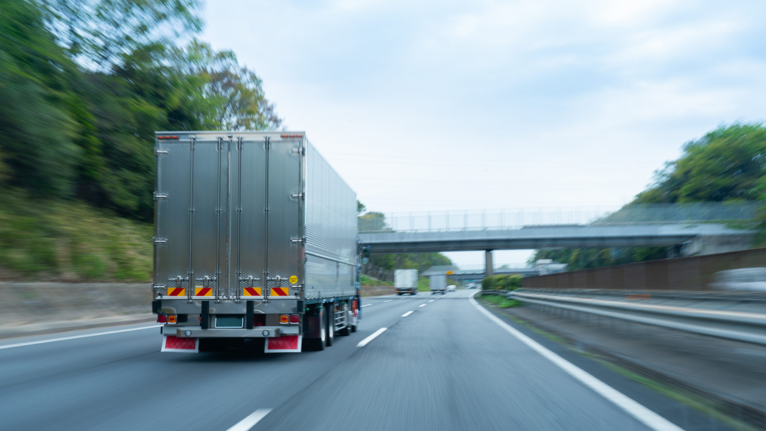 高速道路を走るトラック