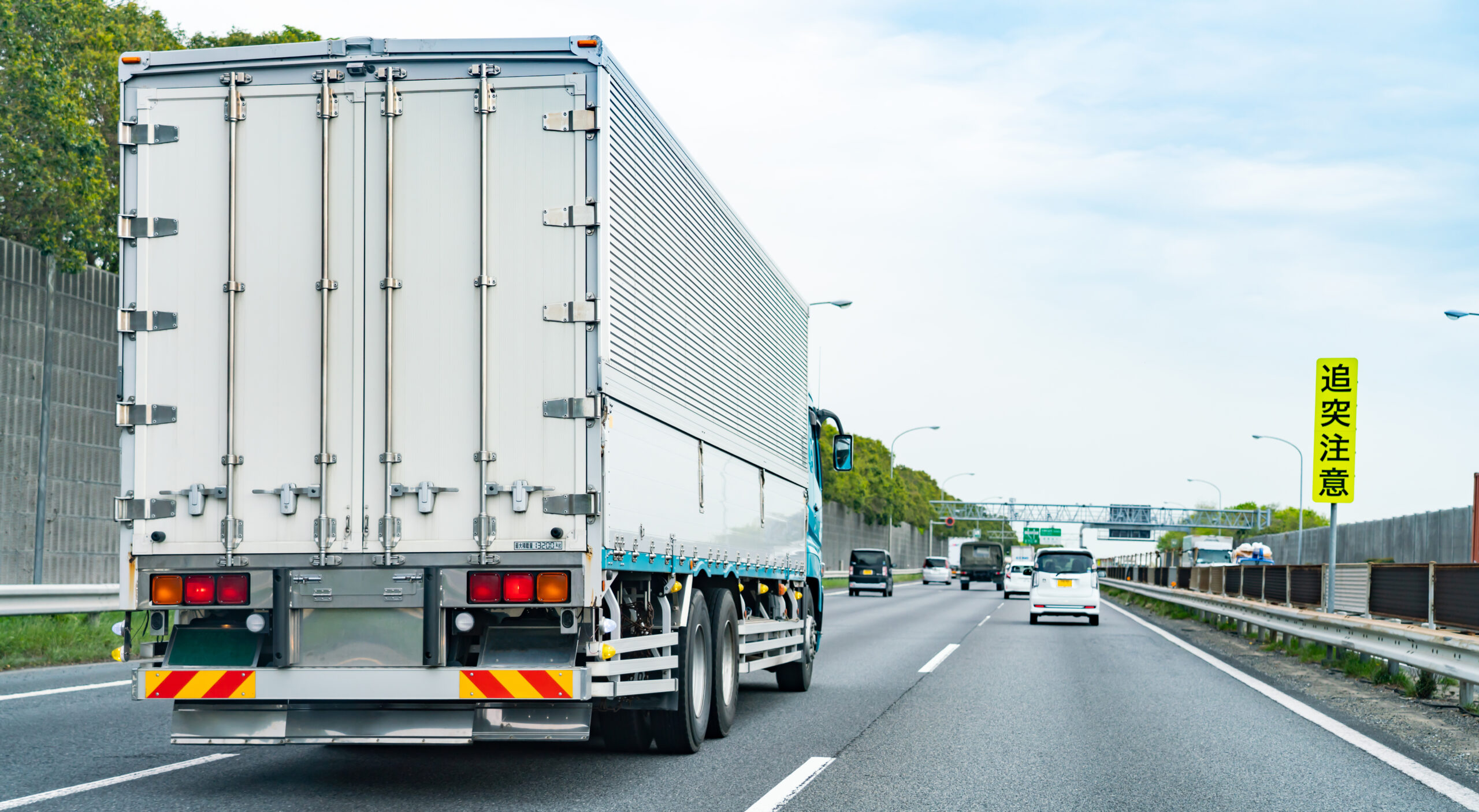 トラック走行中・フロントガラス