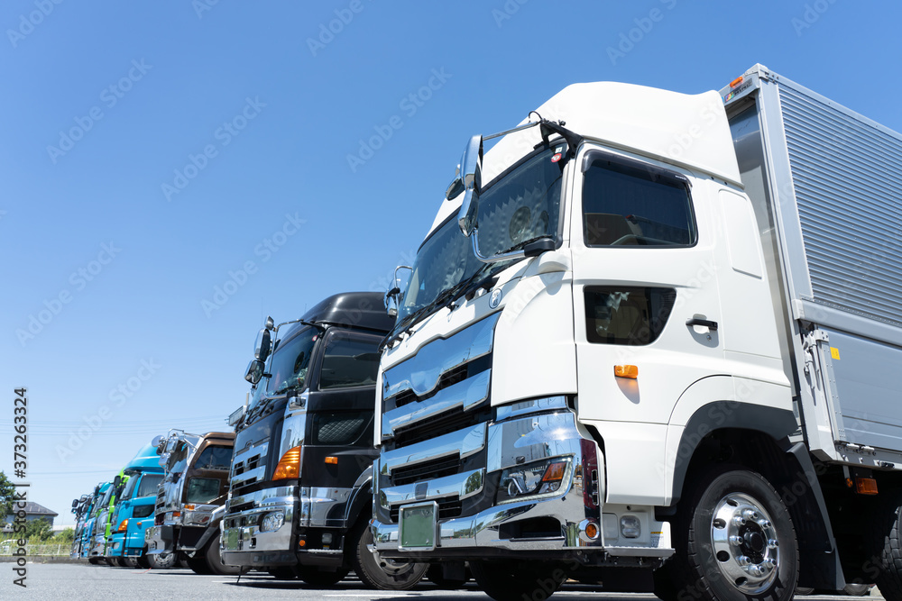 複数台の大型トラック