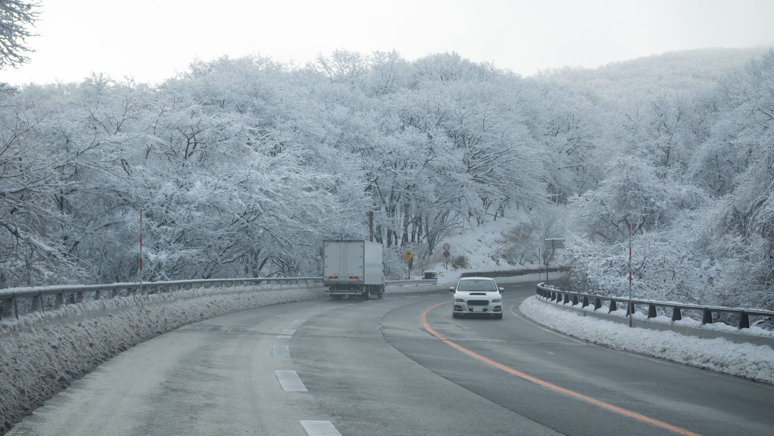 雪道を走るトラック・冬の過酷な環境
